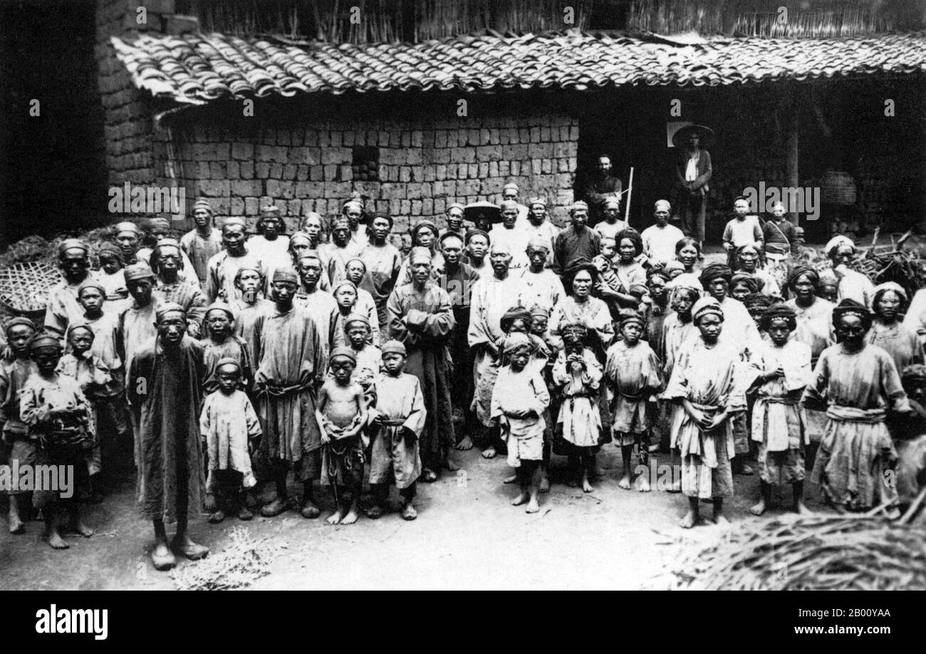 Tibet/Chine : une photographie de Tibétains chrétiens en 1905 à Yerkalo, une ville près de la frontière tibétaine/Yunnanaise. De nombreux villageois de Yerkalo ont été convertis au catholicisme romain par des missionnaires des missions Etrangeres qui se sont installés dans la région en 1864. Banque D'Images