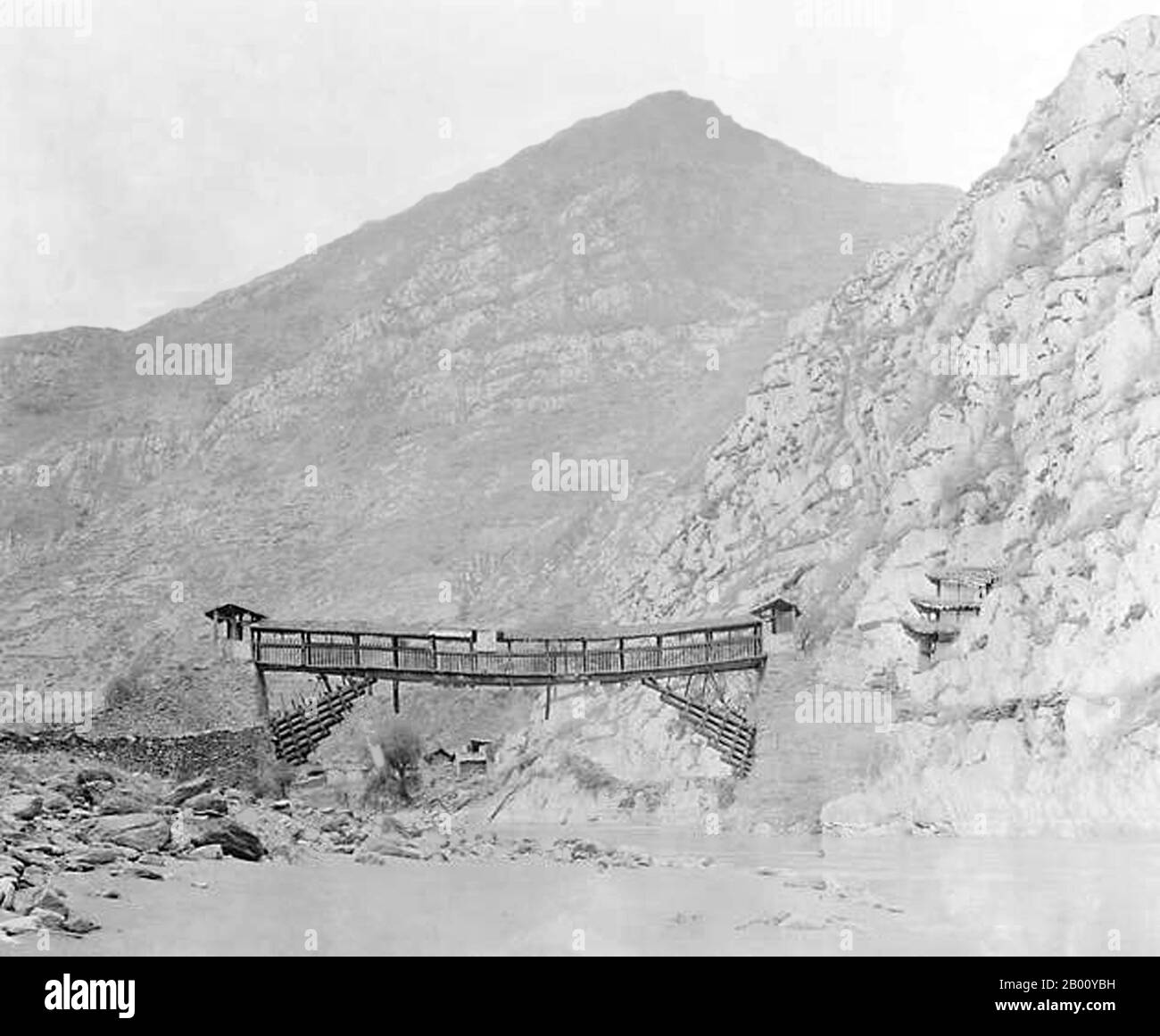 Chine : pont à travers le Wenxian He, Ganxu, c. 1900. Un pont traditionnel traversant la rivière Wenxian dans les terres domaniales de Gansu, c. 1900. Banque D'Images