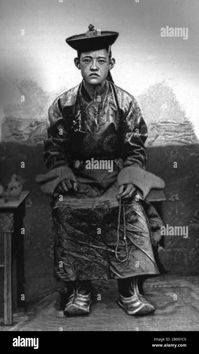 Mongolie: Le Bogd Khan (1869-1924); dernier souverain monarchique de Mongolie, c. 1890. Le Bogd Khan était simultanément chef religieux et laïque de l'État mongol jusqu'aux années 1920. Ikh Huree, comme on l'appelait alors Ulaanbaatar, était le siège du Bouddha vivant prééminent de Mongolie (le Jebtsondamba Khutuktu, également connu sous le nom de Bogdo Gegen et plus tard de Bogd Khan), qui se classait troisième dans la hiérarchie ecclésiastique Lamaiste-bouddhiste, après le Dalaï Lama et le Panchen Lama. Banque D'Images