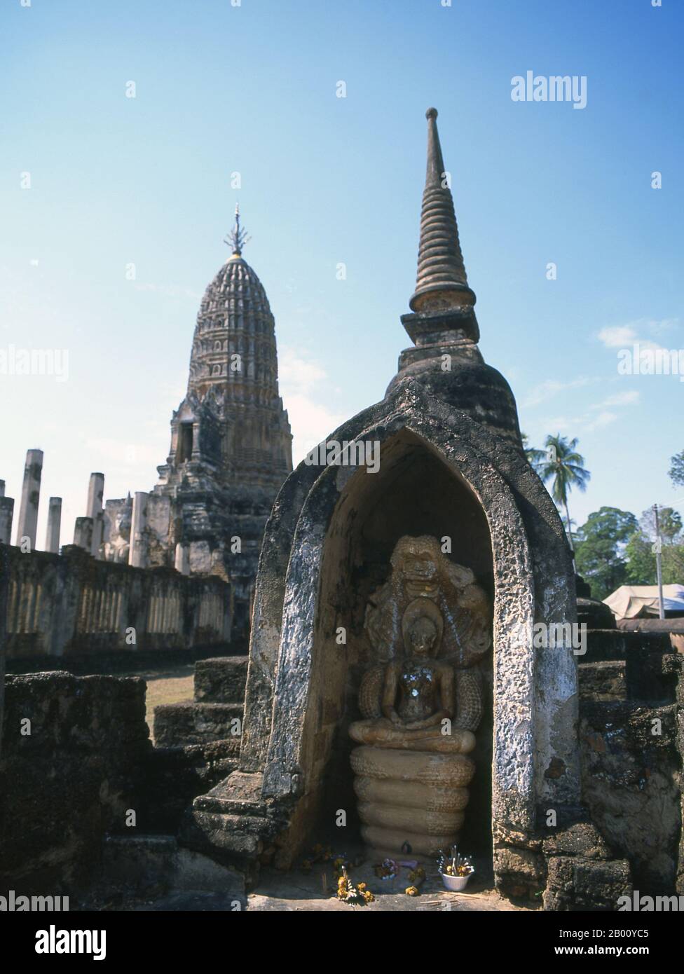 Thaïlande: Mucalinda, une naga (serpent-être) protégeant le Bouddha, Wat Phra si Rattana Mahathe Chaliang, si Satchanalai Historical Park. Si Satchanalai a été construit entre les XIIIe et XVe siècles et faisait partie intégrante du Royaume de Sukhothai. Il était habituellement administré par des membres de la famille des Rois de Sukhothai. Banque D'Images