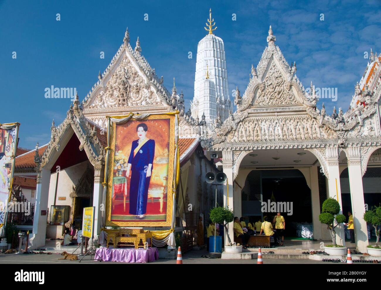 Thaïlande: Portrait de la reine Sirikit à Wat Mahathe, Phetchaburi. Wat Mahathe est un temple bouddhiste de la fin de la période Ayutthaya. Somdet Phra Nang Chao Sirikit Phra Borommarachininat; (né Mum Rajawongse Sirikit Kitiyakara le 12 août 1932), est la reine consort de Bhumibol Adulyadej, roi (Rama IX) de Thaïlande. Banque D'Images
