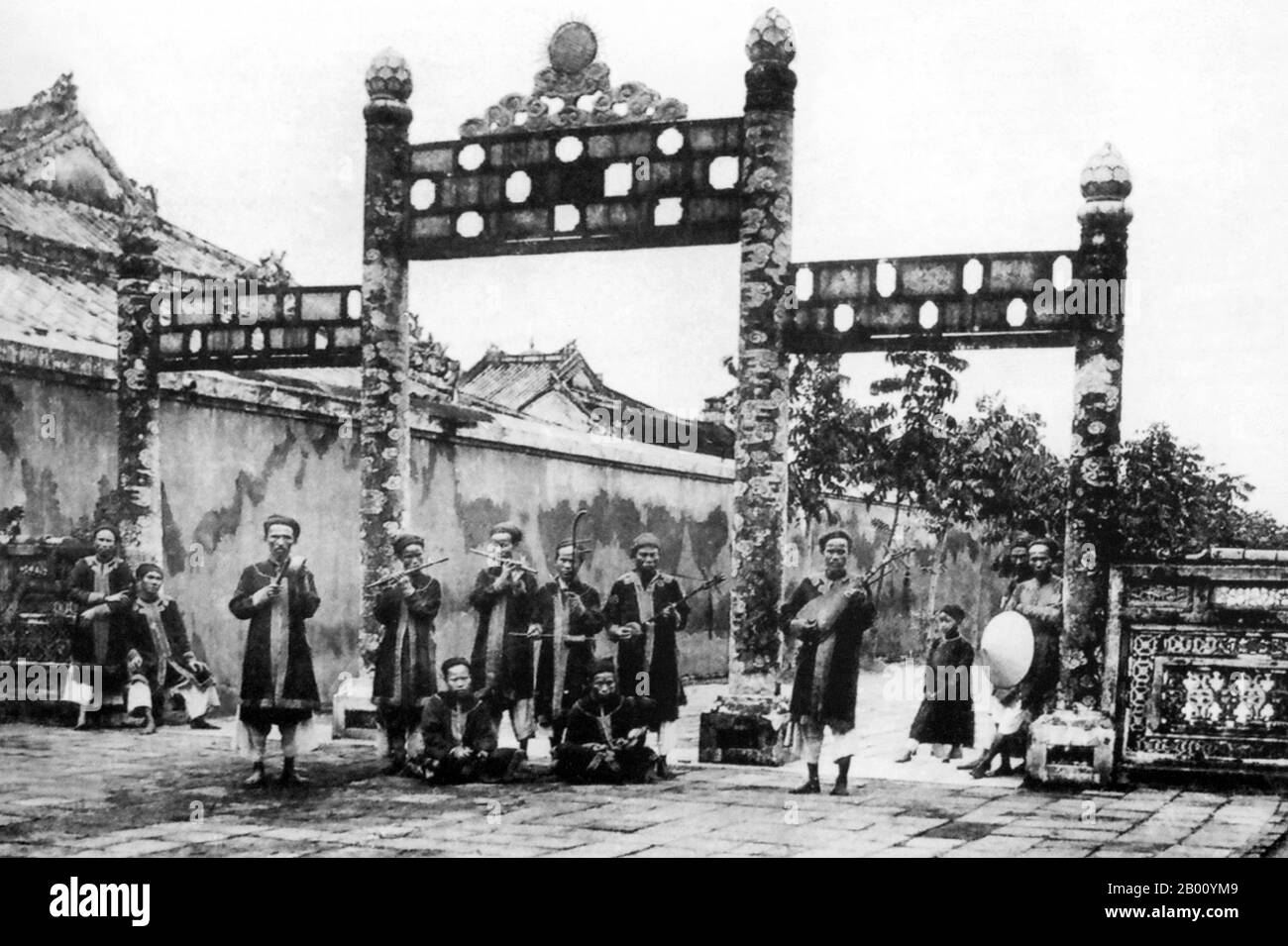 Vietnam : orchestre royal, ville impériale, Hue (début du XXe siècle). Entre 1802 et 1945, Hue fut la capitale impériale de la dynastie Nguyen, un royaume féodal qui domina une grande partie du sud du Vietnam du XVIIe au XIXe siècle. En 1775, quand Trinh Sam l'a capturé, il était connu sous le nom de Phu Xuan. En 1802, Nguyen Phuc Anh (plus tard l'empereur Gia long) réussit à établir son contrôle sur l'ensemble du Vietnam, faisant ainsi de Hue la capitale nationale jusqu'en 1945, lorsque l'empereur Bao Dai abdiqué et un gouvernement communiste a été établi à Hanoi. Banque D'Images