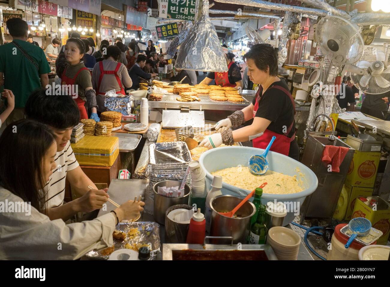 Corée du Sud, Séoul : cuisine de rue au marché de Gwangjang Banque D'Images