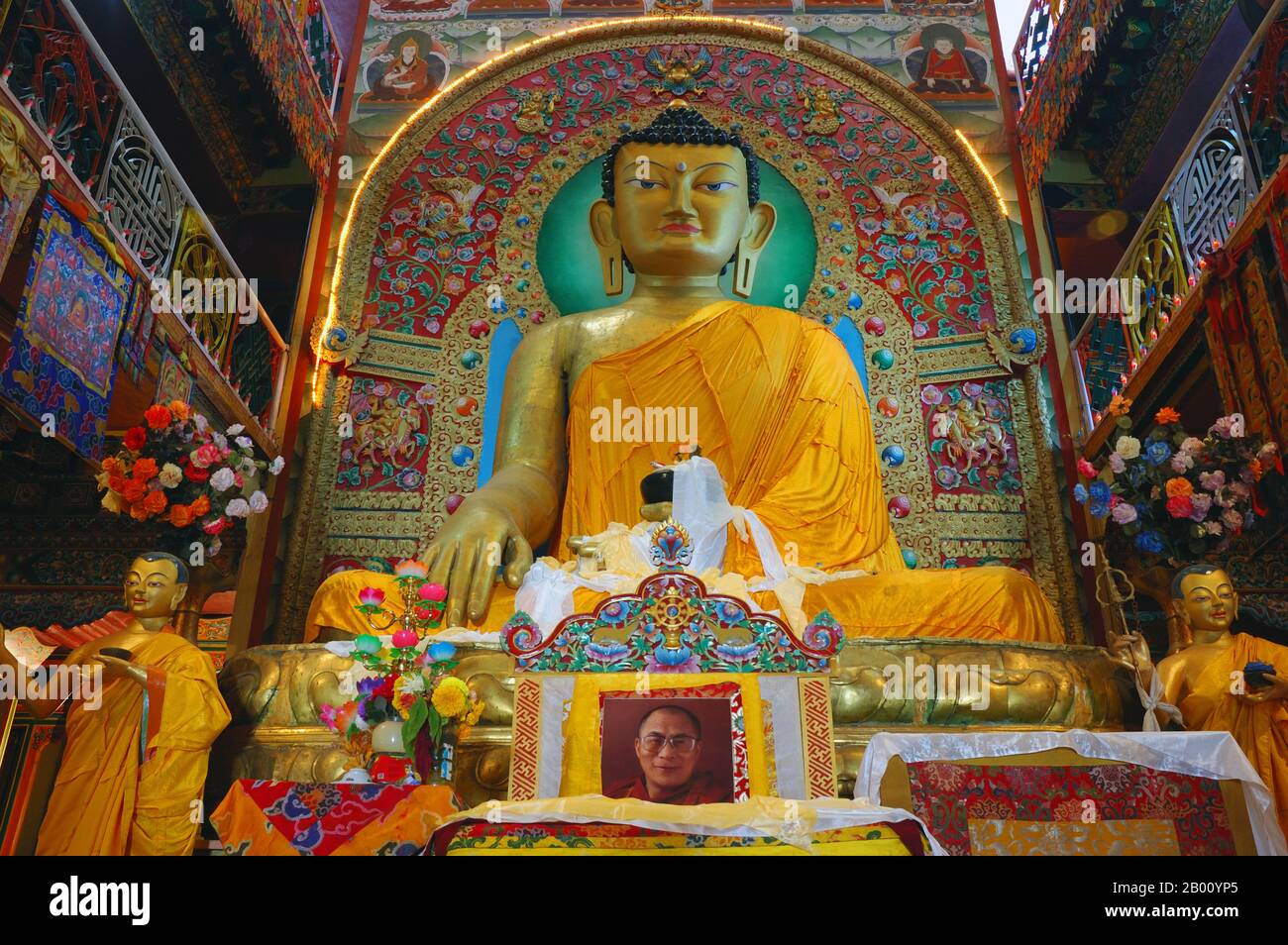 Inde : image du Bouddha Sakyamuni au monastère de Tawang, Arunachal Pradesh. Photo de Sandrog (licence CC BY-sa 2.5). Statue de huit mètres de haut du Bouddha Sakyamuni au monastère de Tawang, dans l'ouest de l'Arunachal Pradesh. Banque D'Images