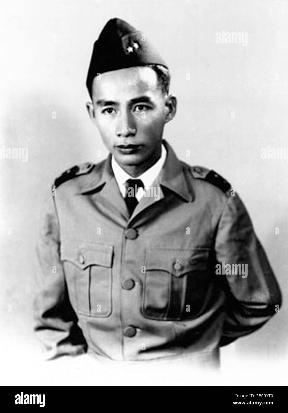 Vietnam: Général le (Trinh Minh le, 1922-1955), nationaliste, chef de guerre et chef militaire pendant les dernières étapes de la première Guerre d'Indochine. Le est né dans la province de Tay Ninh et a grandi dans la religion Cao Dai. Il a été formé à l'école d'officiers militaires par les Kepeitai japonais lorsque le Japon a commencé à utiliser les troupes paramilitaires de Cao Dai. En 1945, il était officier de la milice CAO Dai. En juin 1951, le a rompu de la hiérarchie CAO Dai et a pris environ deux mille troupes avec lui pour former sa propre milice, le lien Minh, consacrée à combattre à la fois les Français et le Viet Minh. Banque D'Images