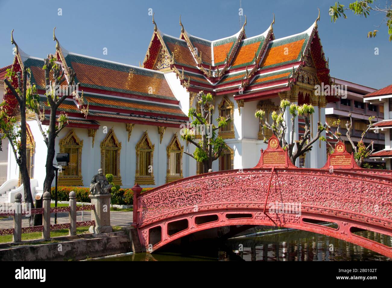 Thaïlande: Pont de fer à Wat Benchamabophit, Bangkok. Le nom complet du temple est Wat Benchamabophit Dusitvanaram. Il est également connu sous le nom de temple de marbre. La construction du temple a commencé en 1899 à la demande du roi Chulalongkorn après la construction de son palais à proximité. Le nom du temple signifie littéralement le temple du cinquième roi situé à proximité du palais Dusit. Il a été conçu par le prince Naris, demi-frère du roi, et est construit en marbre italien. Banque D'Images