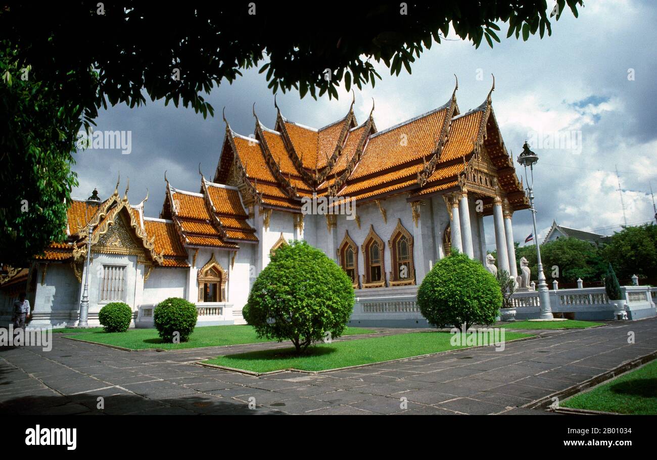 Thaïlande: Le principal viharn à Wat Benchamabophit, Bangkok. Le nom complet du temple est Wat Benchamabophit Dusitvanaram. Il est également connu sous le nom de temple de marbre. La construction du temple a commencé en 1899 à la demande du roi Chulalongkorn après la construction de son palais à proximité. Le nom du temple signifie littéralement le temple du cinquième roi situé à proximité du palais Dusit. Il a été conçu par le prince Naris, demi-frère du roi, et est construit en marbre italien. Banque D'Images