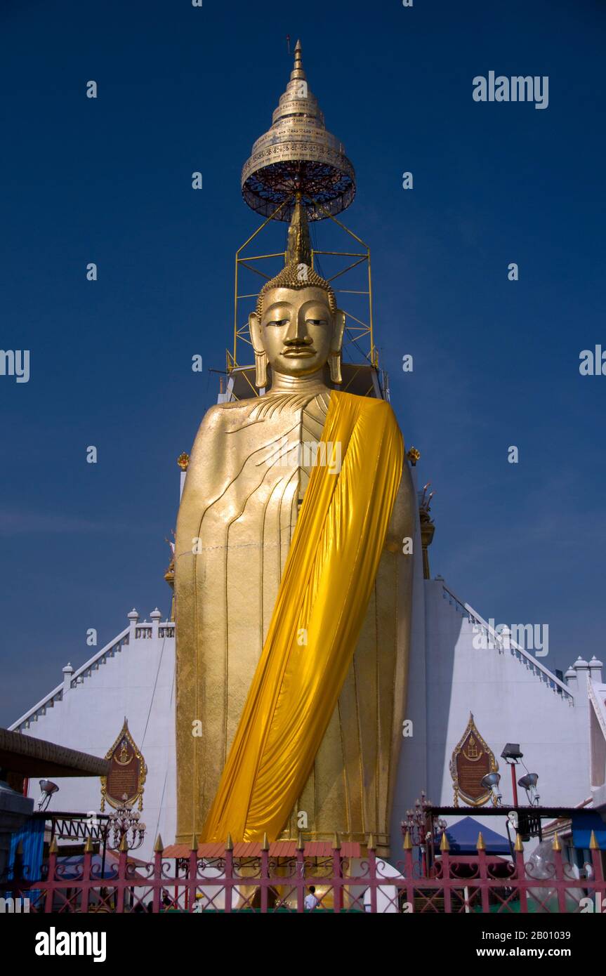 Thaïlande: Bouddha géant, Wat Intharawihan, Bangkok. La caractéristique principale du Wat Intharawihan de Bangkok est le Bouddha de 32 mètres de haut appelé Luang Pho ou Phrasiariyametri. Il a fallu plus de 60 ans pour terminer et est décoré dans des mosaïques de verre et 24-carats d'or. Le nœud supérieur de l'image de Bouddha contient une relique de Bouddha amené du Sri Lanka. Le temple a été construit au début de la période Ayutthaya. Banque D'Images