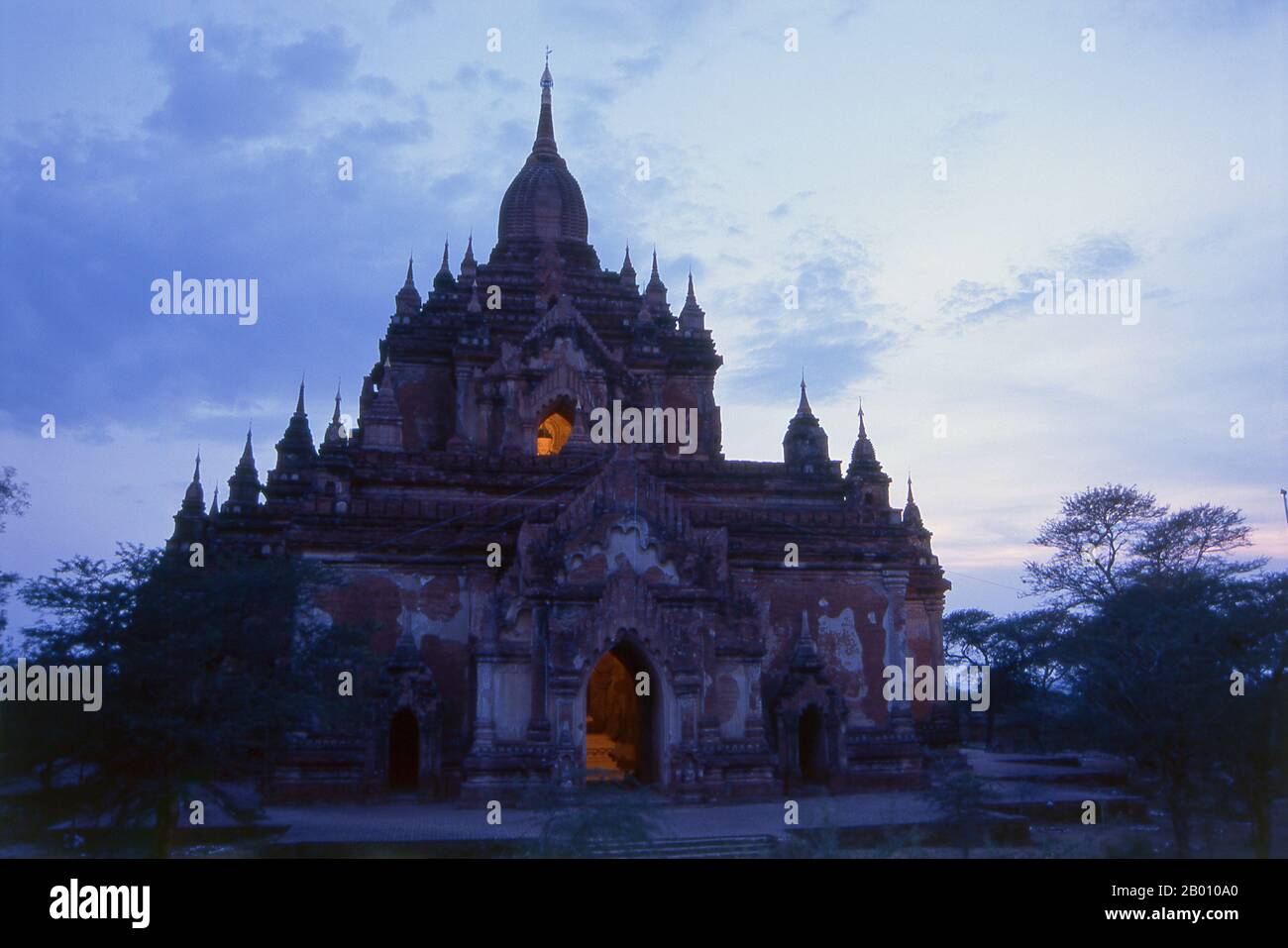 Birmanie : Temple Htilominlo, ville ancienne de Bagan (Pagan). Le temple Htilominlo fut construit pendant le règne du roi Htilominlo (également connu sous le nom de Nandaungmya) en 1211. Bagan, anciennement Pagan, a été principalement construit entre le XIe siècle et le XIIIe siècle. Officiellement intitulé Arimadanapura ou Arimadana (la ville de l'ennemi Crusher) et également connu sous le nom de Tambadipa (la terre du cuivre) ou Tassadessa (la terre parchée), il a été la capitale de plusieurs anciens royaumes en Birmanie. Banque D'Images