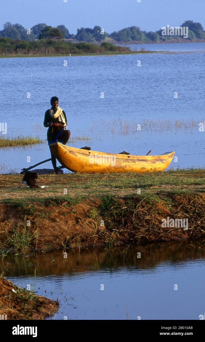 Sri Lanka : pêcheur à Nuwara Wewa, Anuradhapura. Anuradhapura est l'une des anciennes capitales du Sri Lanka et célèbre pour ses ruines bien conservées. Du 4ème siècle avant notre ère jusqu'au début du XIe siècle avant notre ère c'était la capitale. Pendant cette période, il est resté l'un des centres de pouvoir politique et de vie urbaine les plus stables et les plus durables d'Asie du Sud. La ville antique, considérée sacrée pour le monde bouddhiste, est aujourd'hui entourée de monastères couvrant une superficie de plus de seize miles carrés (40 km²). Banque D'Images