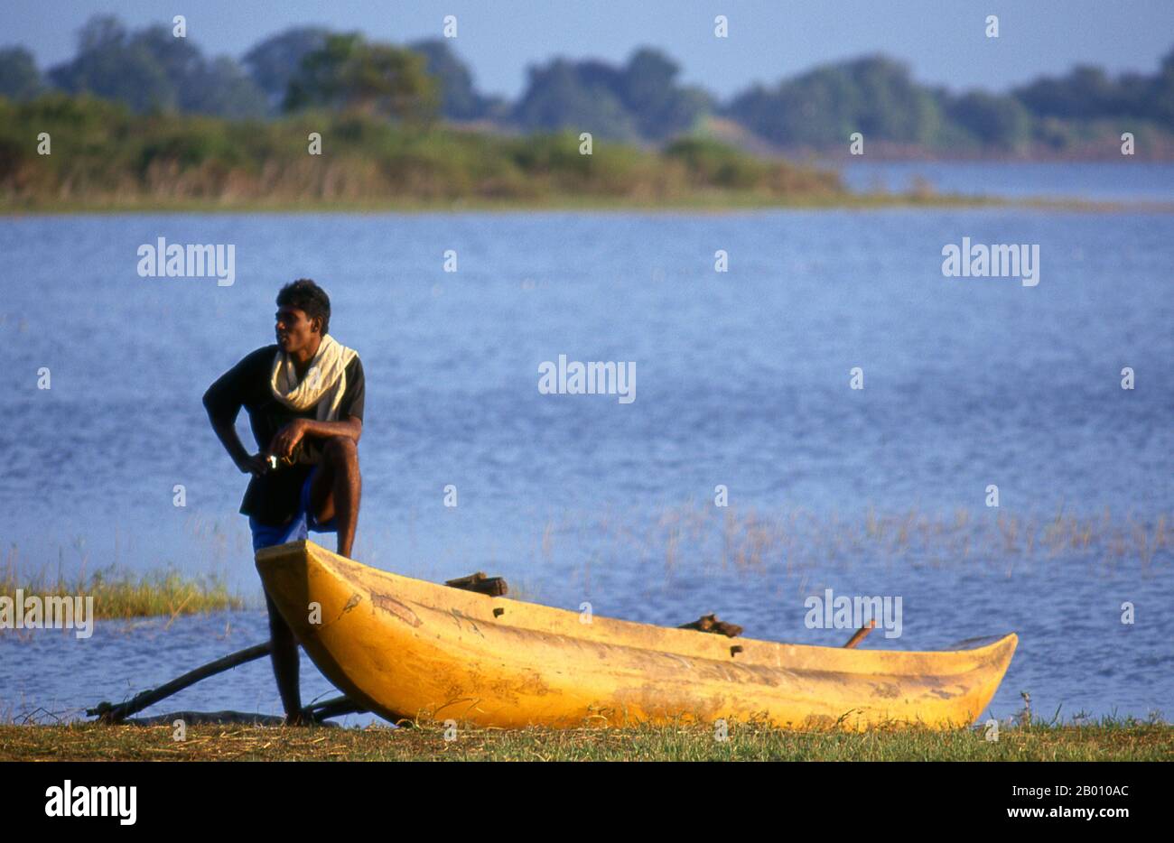 Sri Lanka : pêcheur à Nuwara Wewa, Anuradhapura. Anuradhapura est l'une des anciennes capitales du Sri Lanka et célèbre pour ses ruines bien conservées. Du 4ème siècle avant notre ère jusqu'au début du XIe siècle avant notre ère c'était la capitale. Pendant cette période, il est resté l'un des centres de pouvoir politique et de vie urbaine les plus stables et les plus durables d'Asie du Sud. La ville antique, considérée sacrée pour le monde bouddhiste, est aujourd'hui entourée de monastères couvrant une superficie de plus de seize miles carrés (40 km²). Banque D'Images