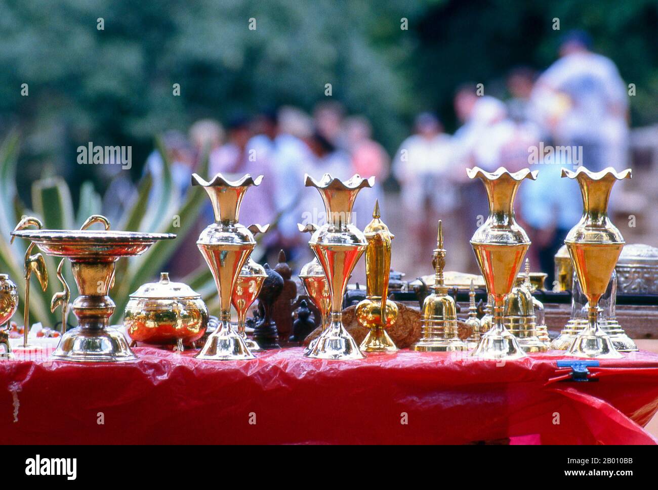 Sri Lanka : souvenirs à Anuradhapura. Anuradhapura est l'une des anciennes capitales du Sri Lanka et célèbre pour ses ruines bien conservées. Du 4ème siècle avant notre ère jusqu'au début du XIe siècle avant notre ère c'était la capitale. Pendant cette période, il est resté l'un des centres de pouvoir politique et de vie urbaine les plus stables et les plus durables d'Asie du Sud. La ville antique, considérée sacrée pour le monde bouddhiste, est aujourd'hui entourée de monastères couvrant une superficie de plus de seize miles carrés (40 km²). Banque D'Images
