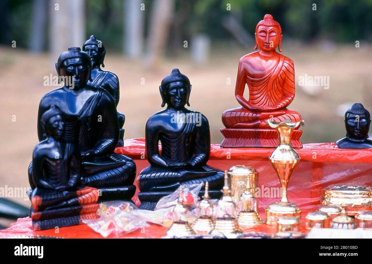 Sri Lanka : souvenirs à Anuradhapura. Anuradhapura est l'une des anciennes capitales du Sri Lanka et célèbre pour ses ruines bien conservées. Du IVe siècle av. J.-C. jusqu'au début du XIe siècle de notre ère, c'était la capitale. Pendant cette période, il est resté l'un des centres les plus stables et durables du pouvoir politique et de la vie urbaine en Asie du Sud. L'ancienne ville, considérée comme sacrée par le monde bouddhiste, est aujourd'hui entourée de monastères couvrant une superficie de plus de 16 milles carrés (40 km²). Banque D'Images