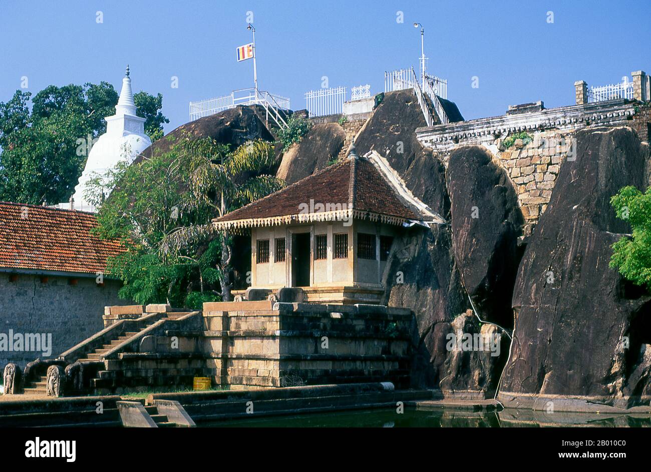 Sri Lanka : Isurumuniya Vihara, Anuradhapura. Isurumuniya Vihara est un temple de roche construit pendant le règne du roi Devanampiya Tissa (r. 307 - 267 BCE). Anuradhapura est l'une des anciennes capitales du Sri Lanka et célèbre pour ses ruines bien conservées. Du 4ème siècle avant notre ère jusqu'au début du XIe siècle avant notre ère c'était la capitale. Pendant cette période, il est resté l'un des centres de pouvoir politique et de vie urbaine les plus stables et les plus durables d'Asie du Sud. La ville antique, considérée sacrée pour le monde bouddhiste, est aujourd'hui entourée de monastères. Banque D'Images