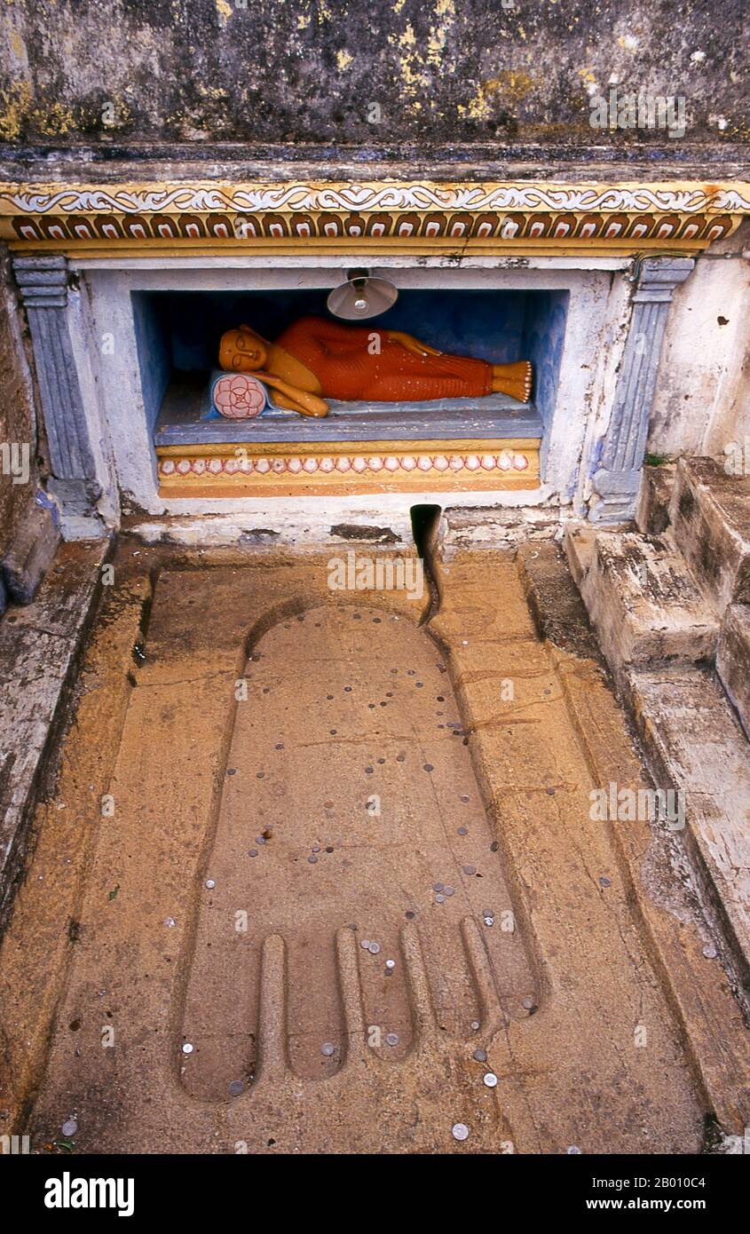 Sri Lanka : Bouddha couché et empreinte de Bouddha, Isurumuniya Vihara, Anuradhapura. Isurumuniya Vihara est un temple de roche construit pendant le règne du roi Devanampiya Tissa (r. 307 - 267 BCE). Anuradhapura est l'une des anciennes capitales du Sri Lanka et célèbre pour ses ruines bien conservées. Du 4ème siècle avant notre ère jusqu'au début du XIe siècle avant notre ère c'était la capitale. Pendant cette période, il est resté l'un des centres de pouvoir politique et de vie urbaine les plus stables et les plus durables d'Asie du Sud. La ville antique, considérée sacrée pour le monde bouddhiste, est aujourd'hui entourée de monastères. Banque D'Images