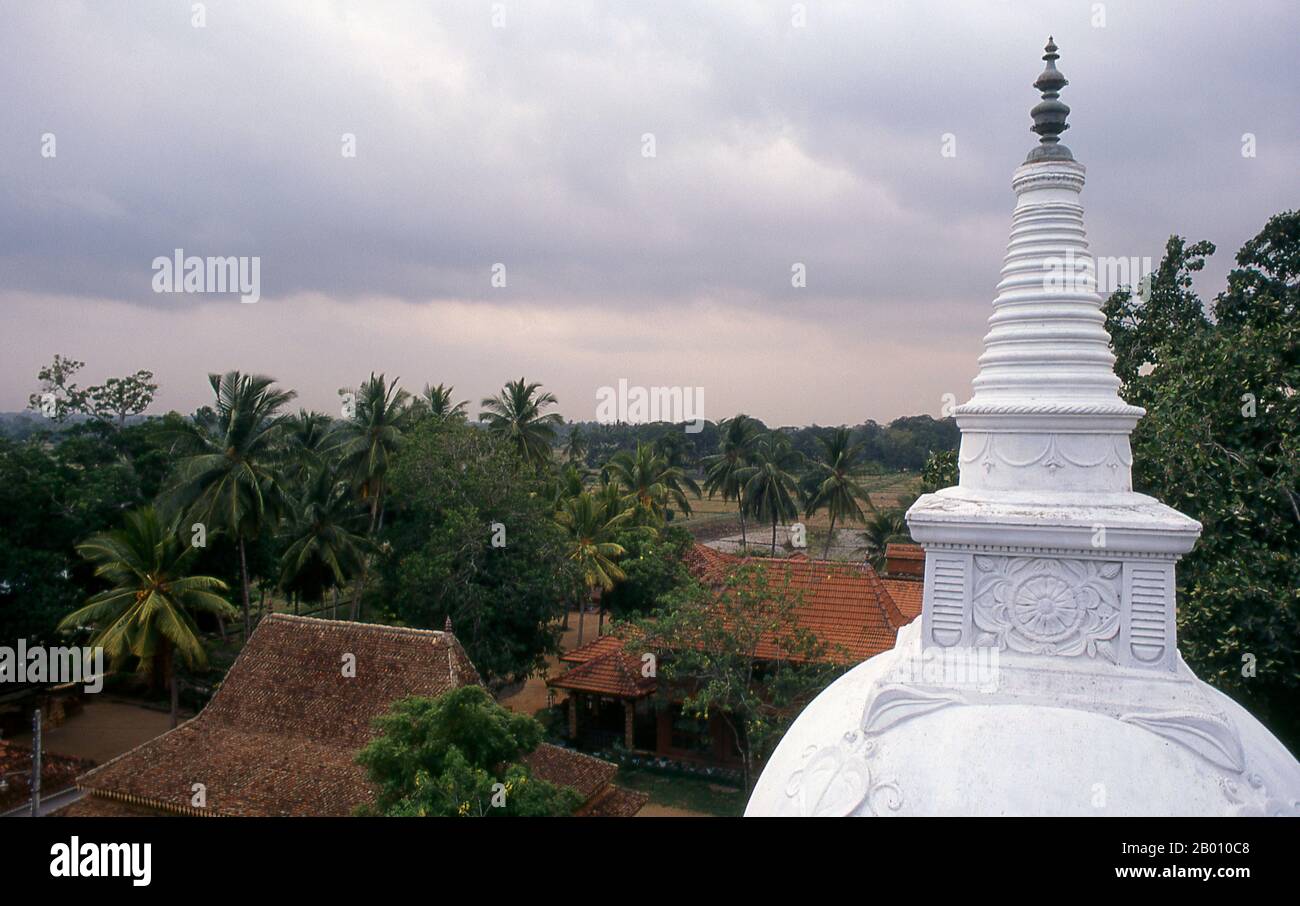 Sri Lanka: Vue d'Isurumuniya Vihara, Anuradhapura. Isurumuniya Vihara est un temple de roche construit pendant le règne du roi Devanampiya Tissa (r. 307 - 267 BCE). Anuradhapura est l'une des anciennes capitales du Sri Lanka et célèbre pour ses ruines bien conservées. Du 4ème siècle avant notre ère jusqu'au début du XIe siècle avant notre ère c'était la capitale. Pendant cette période, il est resté l'un des centres de pouvoir politique et de vie urbaine les plus stables et les plus durables d'Asie du Sud. La ville antique, considérée sacrée pour le monde bouddhiste, est aujourd'hui entourée de monastères. Banque D'Images