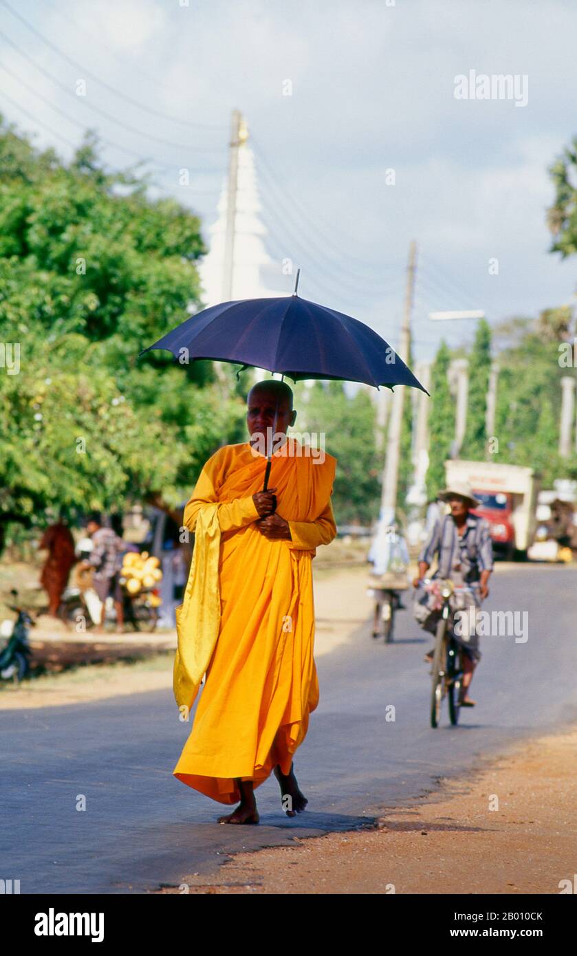 Sri Lanka: Monk avec parapluie, Anuradhapura. Anuradhapura est l'une des anciennes capitales du Sri Lanka et célèbre pour ses ruines bien conservées. Du 4ème siècle avant notre ère jusqu'au début du XIe siècle avant notre ère c'était la capitale. Pendant cette période, il est resté l'un des centres de pouvoir politique et de vie urbaine les plus stables et les plus durables d'Asie du Sud. La ville antique, considérée sacrée pour le monde bouddhiste, est aujourd'hui entourée de monastères couvrant une superficie de plus de seize miles carrés (40 km²). Banque D'Images