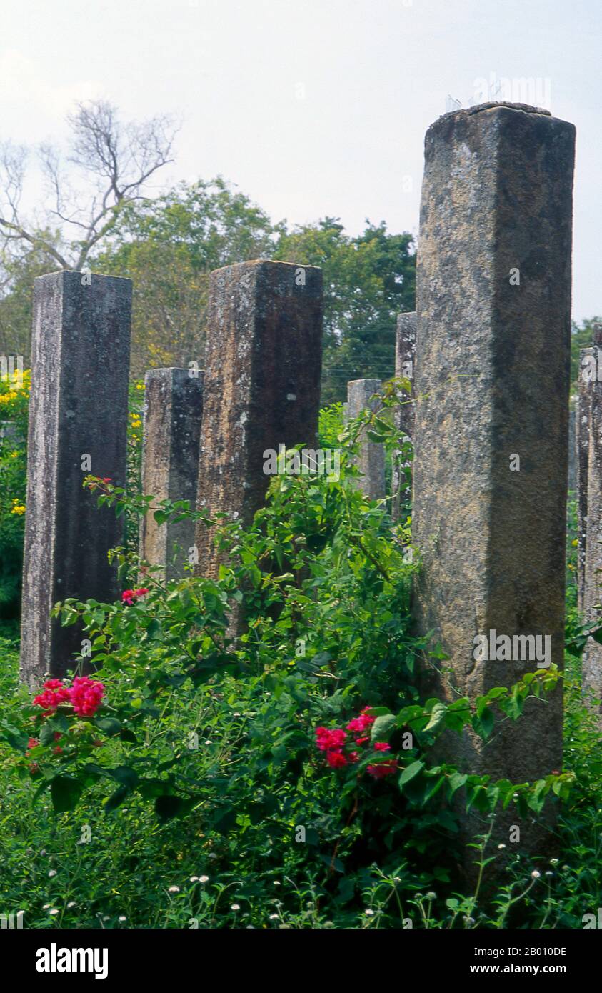 Sri Lanka : Lovamahapaya aussi connu sous le nom de Lohaprasadaya ou palais de Brazen, Anuradhapura. Anuradhapura est l'une des anciennes capitales du Sri Lanka et célèbre pour ses ruines bien conservées. Du 4ème siècle avant notre ère jusqu'au début du XIe siècle avant notre ère c'était la capitale. Pendant cette période, il est resté l'un des centres de pouvoir politique et de vie urbaine les plus stables et les plus durables d'Asie du Sud. La ville antique, considérée sacrée pour le monde bouddhiste, est aujourd'hui entourée de monastères couvrant une superficie de plus de seize miles carrés (40 km²). Banque D'Images