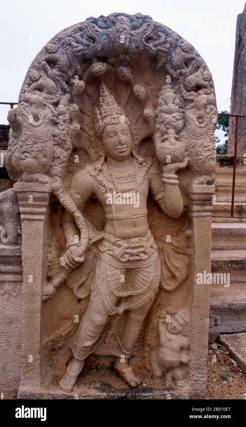 Sri Lanka : pierre de voûte du VIIIe siècle à la Ratnaprarada (Palais Gem), Anuradhapura. Anuradhapura est l'une des anciennes capitales du Sri Lanka et célèbre pour ses ruines bien conservées. Du 4ème siècle avant notre ère jusqu'au début du XIe siècle avant notre ère c'était la capitale. Pendant cette période, il est resté l'un des centres de pouvoir politique et de vie urbaine les plus stables et les plus durables d'Asie du Sud. La ville antique, considérée sacrée pour le monde bouddhiste, est aujourd'hui entourée de monastères couvrant une superficie de plus de seize miles carrés (40 km²). Banque D'Images