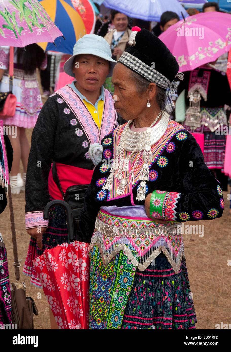 Thaïlande: Femme finement habillée, Hmong fête du nouvel an, Chiang Mai, Thaïlande du Nord. La nouvelle année Hmong a généralement lieu en novembre ou en décembre (traditionnellement à la fin de la saison de récolte). Le Hmong est un groupe ethnique asiatique des régions montagneuses de Chine, du Vietnam, du Laos et de Thaïlande. Les Hmong sont également l'un des sous-groupes de l'ethnie Miao dans le sud de la Chine. Les groupes Hmong ont commencé une migration progressive vers le sud au XVIIIe siècle en raison de troubles politiques et de trouver plus de terres arables. Banque D'Images