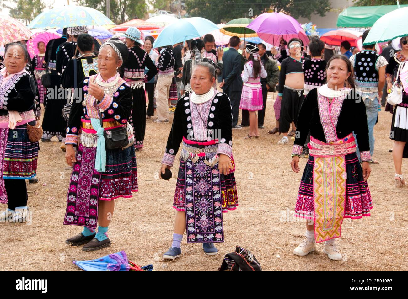 Thaïlande: Le ballon de jeu de pov pob, Hmong fête du nouvel an, Chiang Mai, Thaïlande du Nord. La nouvelle année Hmong a généralement lieu en novembre ou en décembre (traditionnellement à la fin de la saison de récolte). Le Hmong est un groupe ethnique asiatique des régions montagneuses de Chine, du Vietnam, du Laos et de Thaïlande. Les Hmong sont également l'un des sous-groupes de l'ethnie Miao dans le sud de la Chine. Les groupes Hmong ont commencé une migration progressive vers le sud au XVIIIe siècle en raison de troubles politiques et de trouver plus de terres arables. Banque D'Images