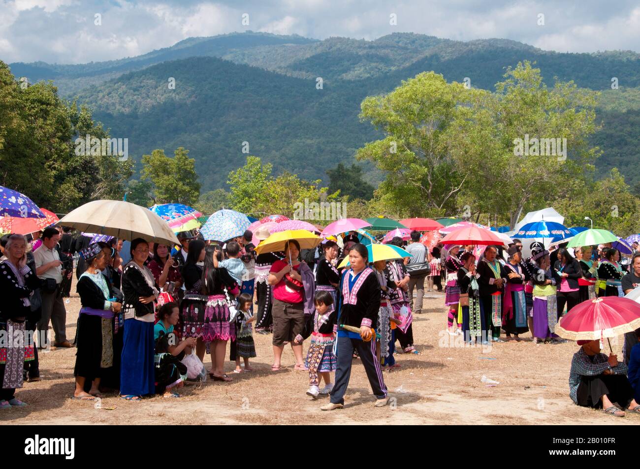 Thaïlande: Célébrations du nouvel an du Hmong, Chiang Mai, Thaïlande du Nord. La nouvelle année Hmong a généralement lieu en novembre ou en décembre (traditionnellement à la fin de la saison de récolte). Le Hmong est un groupe ethnique asiatique des régions montagneuses de Chine, du Vietnam, du Laos et de Thaïlande. Les Hmong sont également l'un des sous-groupes de l'ethnie Miao dans le sud de la Chine. Les groupes Hmong ont commencé une migration progressive vers le sud au XVIIIe siècle en raison de troubles politiques et de trouver plus de terres arables. Banque D'Images