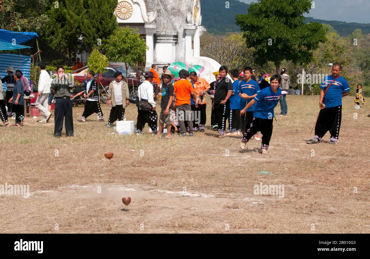 Thaïlande: Compétition de spinning, célébrations du nouvel an de Hmong, Chiang Mai, Thaïlande du Nord. La nouvelle année Hmong a généralement lieu en novembre ou en décembre (traditionnellement à la fin de la saison de récolte). Le Hmong est un groupe ethnique asiatique des régions montagneuses de Chine, du Vietnam, du Laos et de Thaïlande. Les Hmong sont également l'un des sous-groupes de l'ethnie Miao dans le sud de la Chine. Les groupes Hmong ont commencé une migration progressive vers le sud au XVIIIe siècle en raison de troubles politiques et de trouver plus de terres arables. Banque D'Images