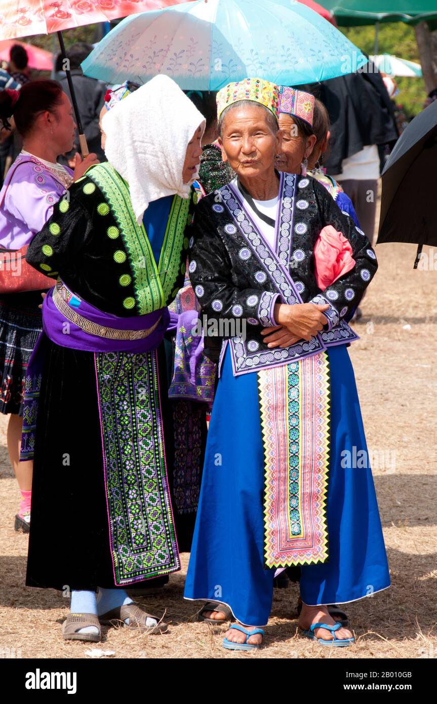 Thaïlande: Femmes habillées finement aux célébrations du nouvel an de Hmong, Chiang Mai, dans le nord de la Thaïlande. La nouvelle année Hmong a généralement lieu en novembre ou en décembre (traditionnellement à la fin de la saison de récolte). Le Hmong est un groupe ethnique asiatique des régions montagneuses de Chine, du Vietnam, du Laos et de Thaïlande. Les Hmong sont également l'un des sous-groupes de l'ethnie Miao dans le sud de la Chine. Les groupes Hmong ont commencé une migration progressive vers le sud au XVIIIe siècle en raison de troubles politiques et de trouver plus de terres arables. Banque D'Images