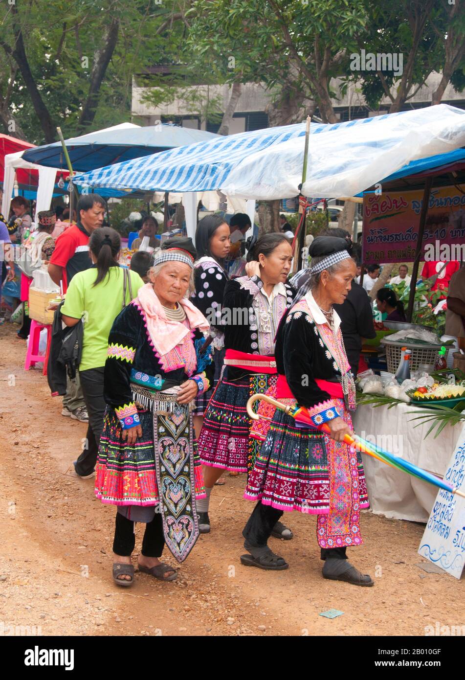 Thaïlande: Des femmes âgées Hmong perutilisant le marché aux célébrations du nouvel an de Hmong, Chiang Mai, dans le nord de la Thaïlande. La nouvelle année Hmong a généralement lieu en novembre ou en décembre (traditionnellement à la fin de la saison de récolte). Le Hmong est un groupe ethnique asiatique des régions montagneuses de Chine, du Vietnam, du Laos et de Thaïlande. Les Hmong sont également l'un des sous-groupes de l'ethnie Miao dans le sud de la Chine. Les groupes Hmong ont commencé une migration progressive vers le sud au XVIIIe siècle en raison de troubles politiques et de trouver plus de terres arables. Banque D'Images