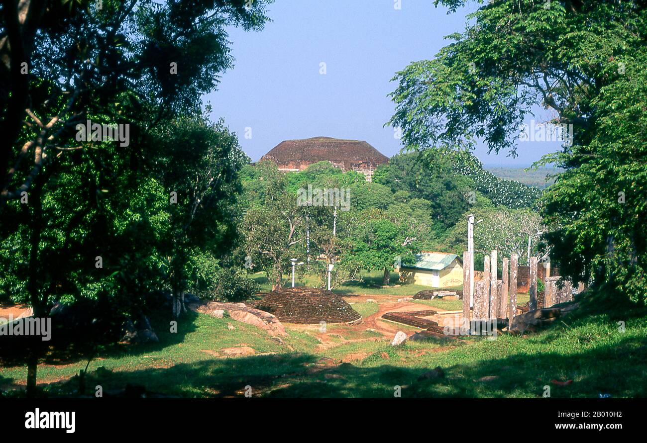 Sri Lanka: Kantaka Cetiya, Mihintale. Kantaka Cetiya est l'un des plus anciens stupas du Sri Lanka, construit au cours du 1er siècle avant notre ère. Mihintale est un sommet de montagne près d'Anuradhapura qui est considéré par Sri Lankans comme le site d'une rencontre entre le moine bouddhiste Mahinda et le roi Devanampiyatissa qui a inauguré la présence du bouddhisme au Sri Lanka. C'est maintenant un lieu de pèlerinage, et le site de plusieurs monuments religieux et structures abandonnées. Banque D'Images