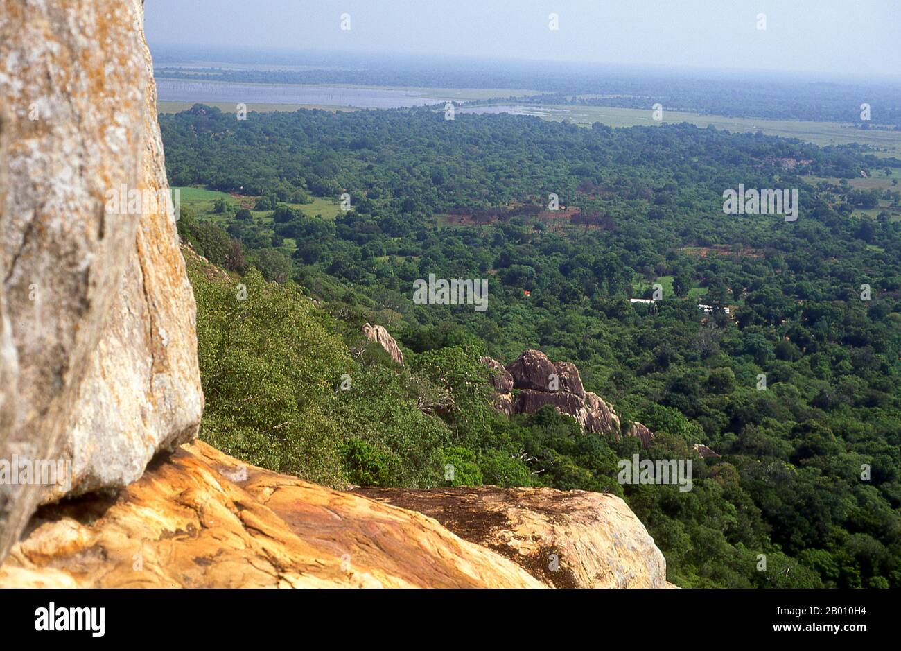 Sri Lanka : visiteurs au sommet du Gala Aradhana (Rock de méditation), Mihintale. Mihintale est un sommet de montagne près d'Anuradhapura qui est considéré par Sri Lankans comme le site d'une rencontre entre le moine bouddhiste Mahinda et le roi Devanampiyatissa qui a inauguré la présence du bouddhisme au Sri Lanka. C'est maintenant un lieu de pèlerinage, et le site de plusieurs monuments religieux et structures abandonnées. Banque D'Images