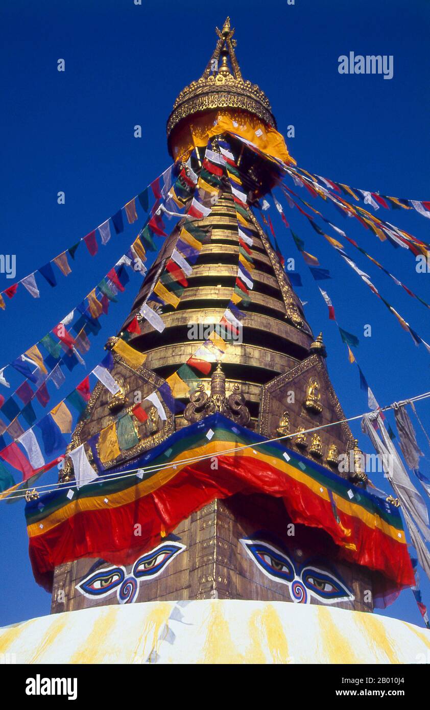 Népal: Les yeux sur la stupa représentent la sagesse et la compassion, Swayambhunath (Temple du singe), vallée de Katmandou. La date de construction de la stupa de Svayambhunath, ses origines enracinée dans le mythe, est inconnue. Selon les inscriptions sur un ancien et endommagé comprimé de pierre à Svayambhunath, roi Vrishadeva (ca. 400 ce) a été le premier à construire un lieu de culte sur le site. Son petit-fils, le roi Manadeva I (ca. 464-505) ont peut-être fait quelques ajouts. L'invasion musulmane de 1349 n'a pas fait tout le travail de construction pieux, les guerriers musulmans maraudes démantelant chaque kafir (infidel) sanctuaire qu'ils ont trouvé. Banque D'Images