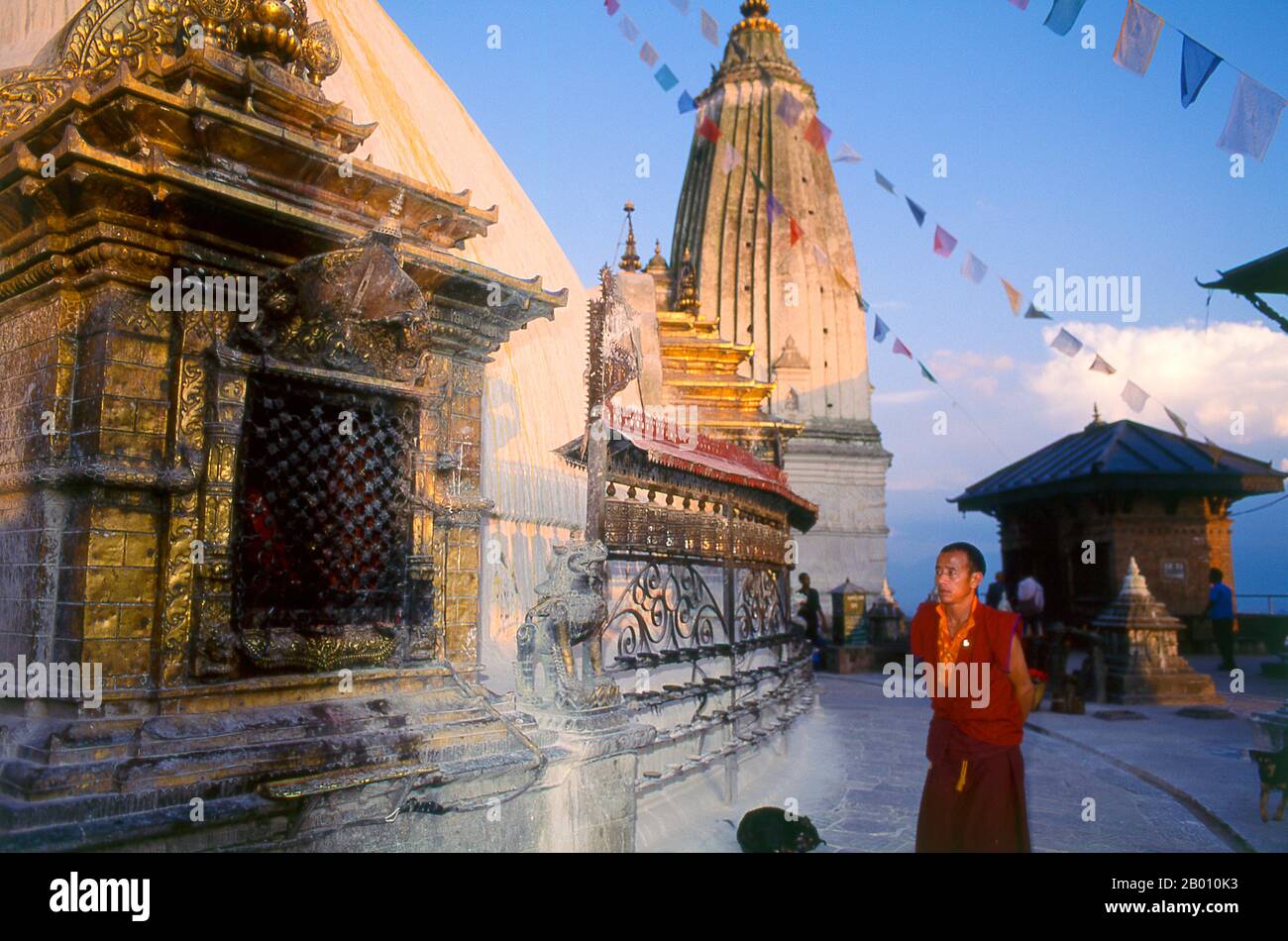 Népal: Monk, Swayambhunath (Temple des singes), Vallée de Katmandou. La date de construction de la stupa de Svayambhunath, ses origines enracinée dans le mythe, est inconnue. Selon les inscriptions sur un ancien et endommagé comprimé de pierre à Svayambhunath, roi Vrishadeva (ca. 400 ce) a été le premier à construire un lieu de culte sur le site. Son petit-fils, le roi Manadeva I (ca. 464-505) ont peut-être fait quelques ajouts. L'invasion musulmane de 1349 n'a pas fait tout le travail de construction pieux, les guerriers musulmans maraudes démantelant chaque kafir (infidel) sanctuaire qu'ils ont trouvé. Banque D'Images