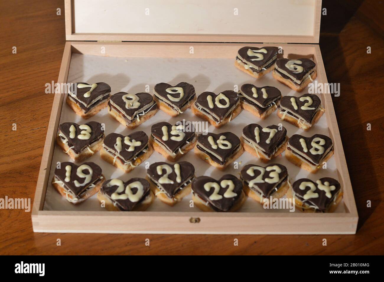 Doux coeurs Calendrier de l'Avent avec 24 coeurs de marzipan de chocolat pour mon chéri - 20 jours jusqu'à la veille de Noël: Le 5 décembre Banque D'Images