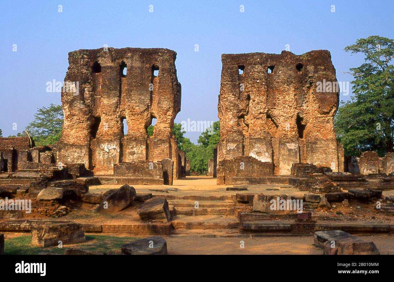 Sri Lanka: Palais royal, Polonnaruwa. Le Palais Royal a été construit par le Roi Parakramabahu le Grand (1123 - 1186). Polonnaruwa, le deuxième plus ancien des royaumes du Sri Lanka, a été déclaré la capitale par le roi Vijayabahu I, qui a vaincu les envahisseurs de Chola en 1070 ce pour réunifier le pays sous un chef national. Banque D'Images