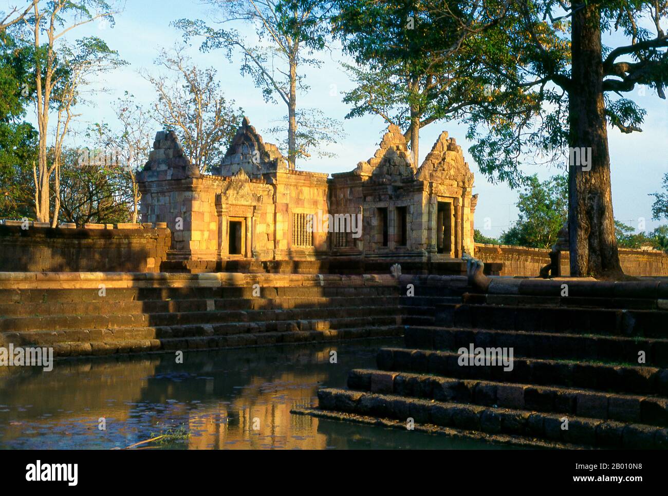 Thaïlande: Bassin rempli de Lotus à Prasat Hin Meuang Tam, province de Buriram, nord-est de la Thaïlande. Prasat Hin Mueang Tam est un temple khmer dans les styles Khleang et Baphuon, qui date de la fin du 10ème et du début du 11ème siècle. La divinité primaire était Shiva, bien que Vishnu ait également été adorée ici. Prasat Meuang Tam a été construit sur les ordres du roi Jayavarman V. entouré d'un haut mur de Laterite, le complexe comprend de magnifiques chars étagés qui ont été restaurés avec amour et remplis de fleurs de lotus. Banque D'Images Thaïlande: Bassin rempli de Lotus à Prasat Hin Meuang Tam, province de Buriram, nord-est de la Thaïlande. Prasat Hin Mueang Tam est un temple khmer dans les styles Khleang et Baphuon, qui date de la fin du 10ème et du début du 11ème siècle. La divinité primaire était Shiva, bien que Vishnu ait également été adorée ici. Prasat Meuang Tam a été construit sur les ordres du roi Jayavarman V. entouré d'un haut mur de Laterite, le complexe comprend de magnifiques chars étagés qui ont été restaurés avec amour et remplis de fleurs de lotus. Banque D'Images