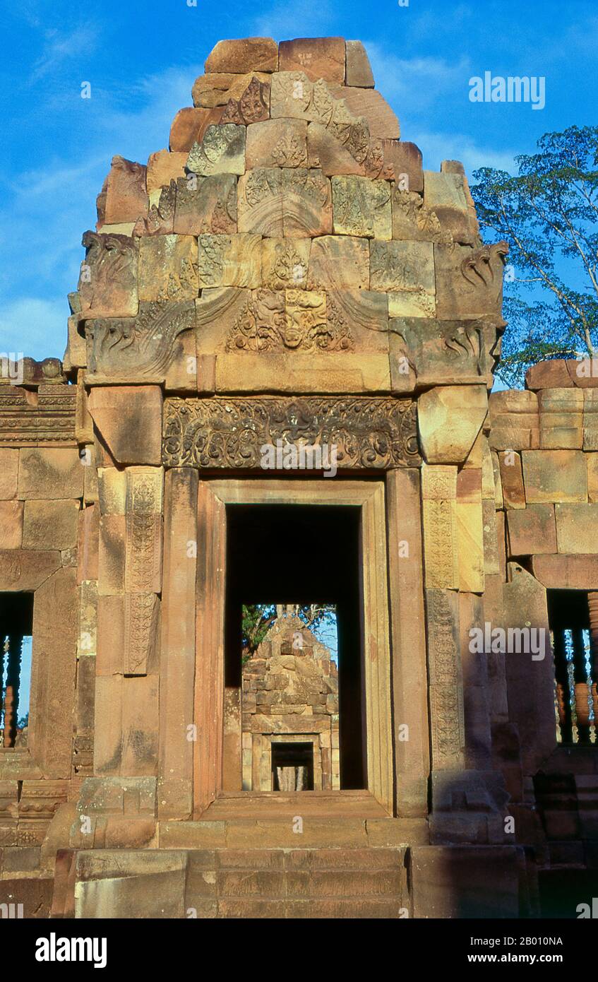 Thaïlande: Bassin rempli de Lotus à Prasat Hin Meuang Tam, province de Buriram, nord-est de la Thaïlande. Prasat Hin Mueang Tam est un temple khmer dans les styles Khleang et Baphuon, qui date de la fin du 10ème et du début du 11ème siècle. La divinité primaire était Shiva, bien que Vishnu ait également été adorée ici. Prasat Meuang Tam a été construit sur les ordres du roi Jayavarman V. entouré d'un haut mur de Laterite, le complexe comprend de magnifiques chars étagés qui ont été restaurés avec amour et remplis de fleurs de lotus. Banque D'Images Thaïlande: Bassin rempli de Lotus à Prasat Hin Meuang Tam, province de Buriram, nord-est de la Thaïlande. Prasat Hin Mueang Tam est un temple khmer dans les styles Khleang et Baphuon, qui date de la fin du 10ème et du début du 11ème siècle. La divinité primaire était Shiva, bien que Vishnu ait également été adorée ici. Prasat Meuang Tam a été construit sur les ordres du roi Jayavarman V. entouré d'un haut mur de Laterite, le complexe comprend de magnifiques chars étagés qui ont été restaurés avec amour et remplis de fleurs de lotus. Banque D'Images