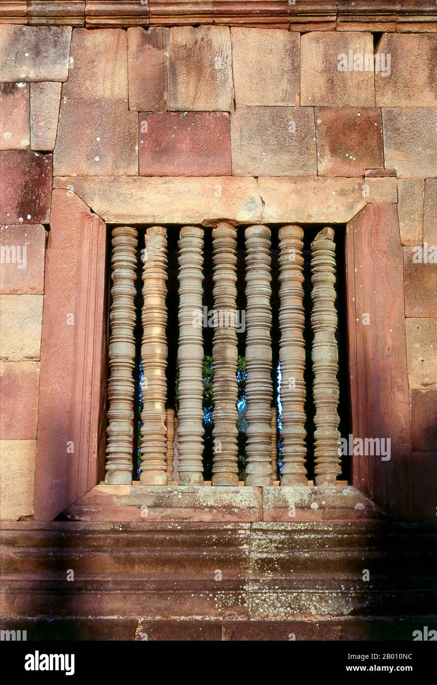 Thaïlande: Prasat Hin Meuang Tam, province de Buriram, Nord-est de la Thaïlande. Prasat Hin Mueang Tam est un temple khmer dans les styles Khleang et Baphuon, qui date de la fin du 10ème et du début du 11ème siècle. La divinité primaire était Shiva, bien que Vishnu ait également été adorée ici. Prasat Meuang Tam a été construit sur les ordres du roi Jayavarman V. entouré d'un haut mur de Laterite, le complexe comprend de magnifiques chars étagés qui ont été restaurés avec amour et remplis de fleurs de lotus. Banque D'Images Thaïlande: Prasat Hin Meuang Tam, province de Buriram, Nord-est de la Thaïlande. Prasat Hin Mueang Tam est un temple khmer dans les styles Khleang et Baphuon, qui date de la fin du 10ème et du début du 11ème siècle. La divinité primaire était Shiva, bien que Vishnu ait également été adorée ici. Prasat Meuang Tam a été construit sur les ordres du roi Jayavarman V. entouré d'un haut mur de Laterite, le complexe comprend de magnifiques chars étagés qui ont été restaurés avec amour et remplis de fleurs de lotus. Banque D'Images