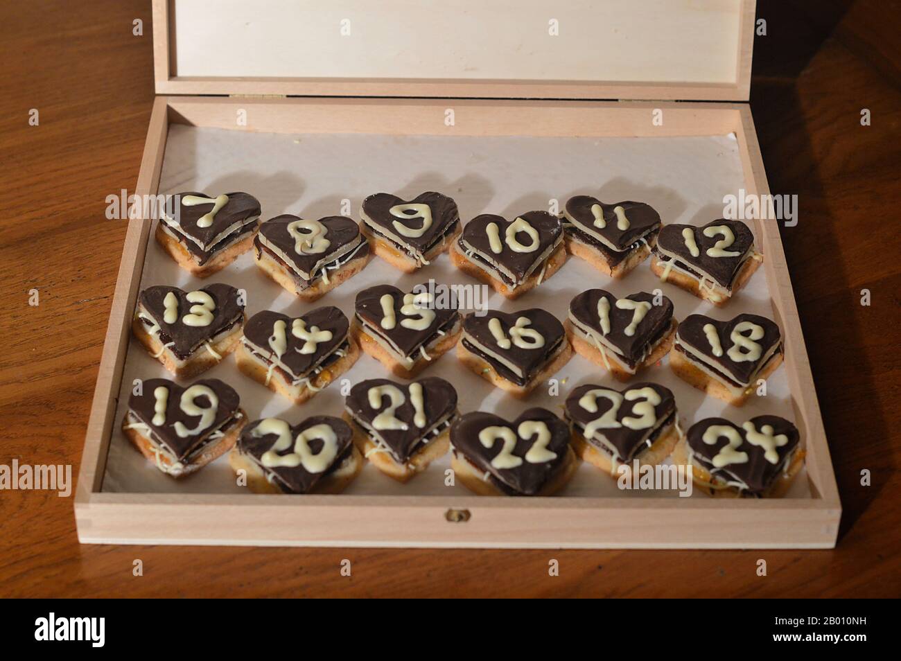 Doux coeurs Calendrier de l'Avent avec 24 coeurs de marzipan de chocolat pour mon chéri - 18 jours jusqu'à la veille de Noël: Le 7 décembre Banque D'Images