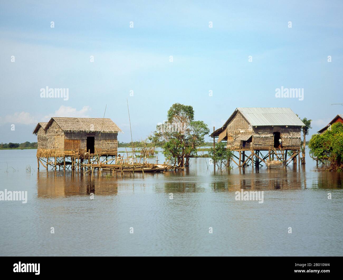 Cambodge: Communauté de pêcheurs et maisons à pilotis sur le Grand lac, Tonle SAP. La sève de Tonlé (grande rivière d'eau douce ou Grand lac) est un réseau combiné de lacs et de rivières d'une importance majeure pour le Cambodge. Le Tonlé SAP est le plus grand lac d'eau douce d'Asie du Sud-est et est un point chaud écologique qui a été désigné comme biosphère de l'UNESCO en 1997. La sève de Tonlé est inhabituelle pour deux raisons : son débit change de direction deux fois par an, et la partie qui forme le lac s'étend et rétrécit considérablement avec les saisons. De novembre à mai, saison sèche du Cambodge, la sève de Tonlé s'écoule dans le Mékong. Banque D'Images
