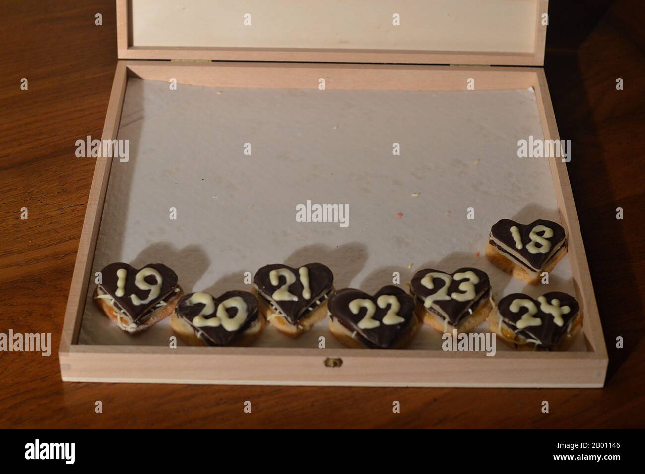 Doux coeurs Calendrier de l'Avent avec 24 coeurs de marzipan de chocolat pour mon chéri - sept jours jusqu'à la veille de Noël: Le 18 décembre Banque D'Images