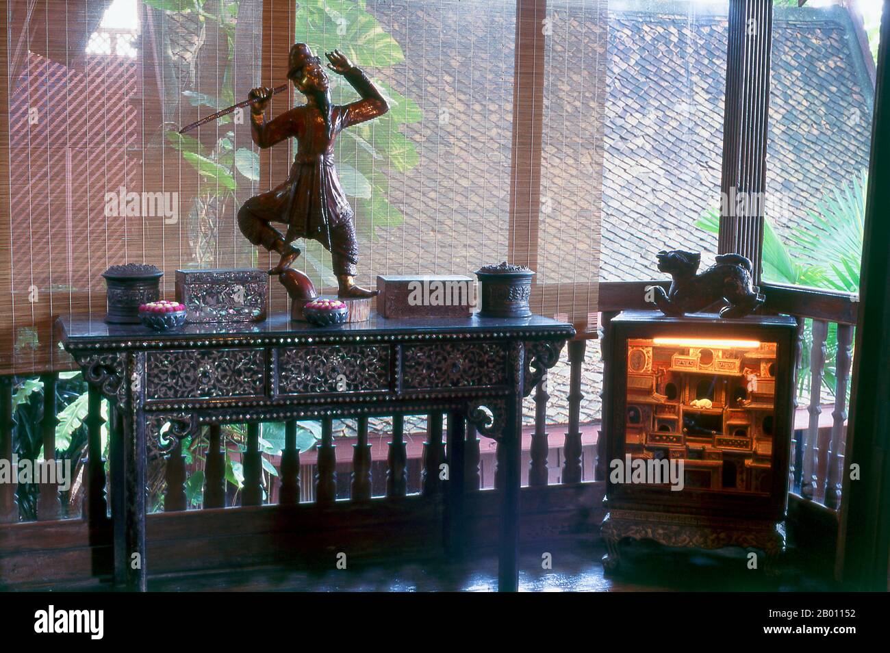 Thaïlande: Balcon de la chambre principale, avec des figures birmanes, Jim Thompson House, Bangkok. La maison Jim Thompson est un musée à Bangkok. C'est un complexe de diverses anciennes structures thaïlandaises que l'homme d'affaires américain Jim Thompson a recueillies dans toutes les parties de la Thaïlande dans les années 1950 et 1960. James (Jim) Harrison Wilson Thompson (né le 21 mars 1906 à Greenville, Delaware - inconnu) était un homme d'affaires américain qui a contribué à revitaliser l'industrie de la soie thaïlandaise dans les années 1950-1960. Ancien officier du renseignement militaire américain, Thompson a mystérieusement disparu en randonnée en Malaisie en 1967. Banque D'Images