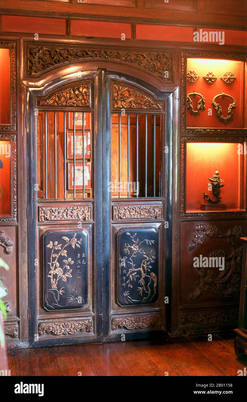 Thaïlande: Les portes d'un ancien magasin de prêt-à-vue de China Town mènent aux quartiers privés de Jim Thompson, Bangkok. La maison Jim Thompson est un musée à Bangkok. C'est un complexe de diverses anciennes structures thaïlandaises que l'homme d'affaires américain Jim Thompson a recueillies dans toutes les parties de la Thaïlande dans les années 1950 et 1960. James (Jim) Harrison Wilson Thompson (né le 21 mars 1906 à Greenville, Delaware - inconnu) était un homme d'affaires américain qui a contribué à revitaliser l'industrie de la soie thaïlandaise dans les années 1950 et 1960. Ancien officier du renseignement militaire américain, Thompson a mystérieusement disparu en randonnée en Malaisie en 1967. Banque D'Images