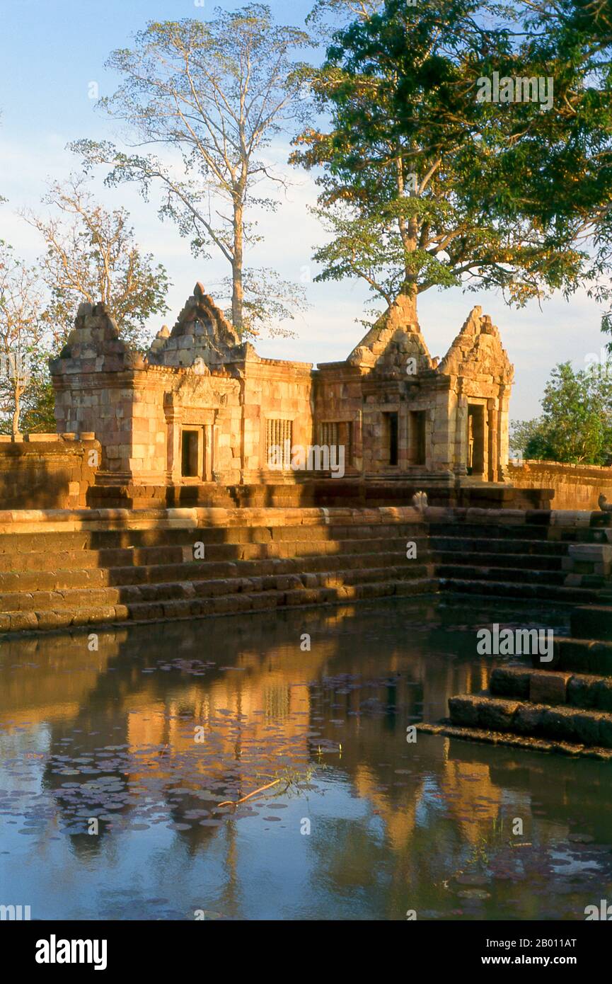 Thaïlande: Bassin rempli de Lotus à Prasat Hin Meuang Tam, province de Buriram, nord-est de la Thaïlande. Prasat Hin Mueang Tam est un temple khmer dans les styles Khleang et Baphuon, qui date de la fin du 10ème et du début du 11ème siècle. La divinité primaire était Shiva, bien que Vishnu ait également été adorée ici. Banque D'Images Thaïlande: Bassin rempli de Lotus à Prasat Hin Meuang Tam, province de Buriram, nord-est de la Thaïlande. Prasat Hin Mueang Tam est un temple khmer dans les styles Khleang et Baphuon, qui date de la fin du 10ème et du début du 11ème siècle. La divinité primaire était Shiva, bien que Vishnu ait également été adorée ici. Banque D'Images