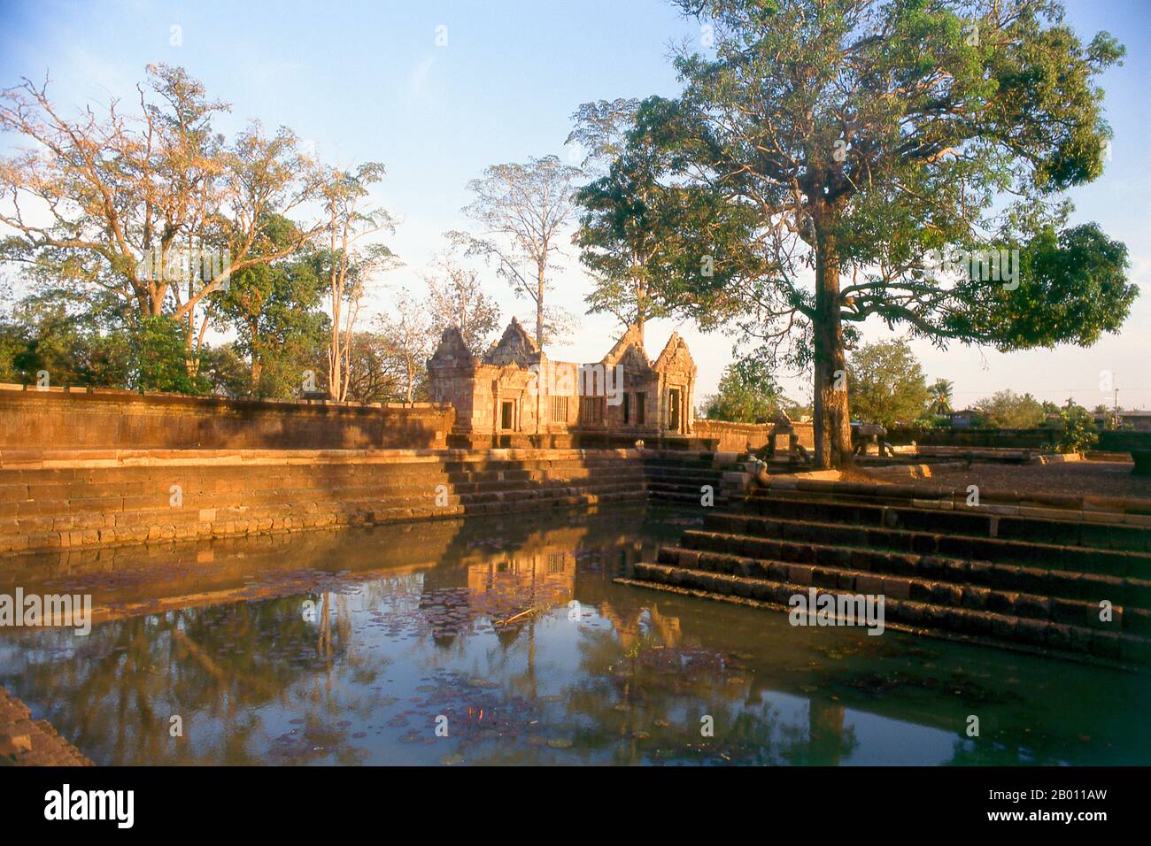 Thaïlande: Bassin rempli de Lotus à Prasat Hin Meuang Tam, province de Buriram, nord-est de la Thaïlande. Prasat Hin Mueang Tam est un temple khmer dans les styles Khleang et Baphuon, qui date de la fin du 10ème et du début du 11ème siècle. La divinité primaire était Shiva, bien que Vishnu ait également été adorée ici. Banque D'Images Thaïlande: Bassin rempli de Lotus à Prasat Hin Meuang Tam, province de Buriram, nord-est de la Thaïlande. Prasat Hin Mueang Tam est un temple khmer dans les styles Khleang et Baphuon, qui date de la fin du 10ème et du début du 11ème siècle. La divinité primaire était Shiva, bien que Vishnu ait également été adorée ici. Banque D'Images