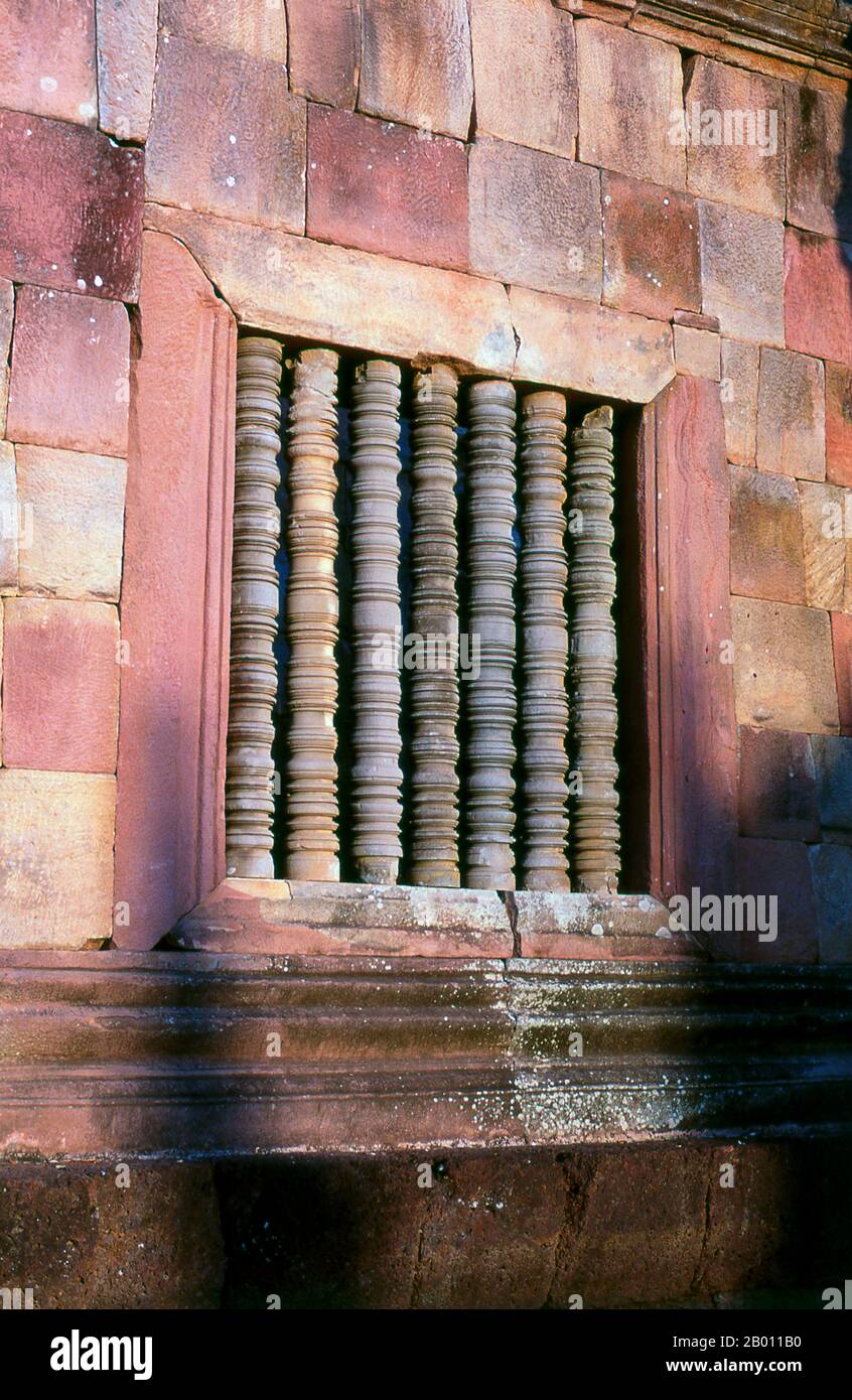 Thaïlande: Prasat Meuang Tam, province de Buriram, Nord-est de la Thaïlande. Prasat Hin Mueang Tam est un temple khmer dans les styles Khleang et Baphuon, qui date de la fin du 10ème et du début du 11ème siècle. La divinité primaire était Shiva, bien que Vishnu ait également été adorée ici. Banque D'Images Thaïlande: Prasat Meuang Tam, province de Buriram, Nord-est de la Thaïlande. Prasat Hin Mueang Tam est un temple khmer dans les styles Khleang et Baphuon, qui date de la fin du 10ème et du début du 11ème siècle. La divinité primaire était Shiva, bien que Vishnu ait également été adorée ici. Banque D'Images