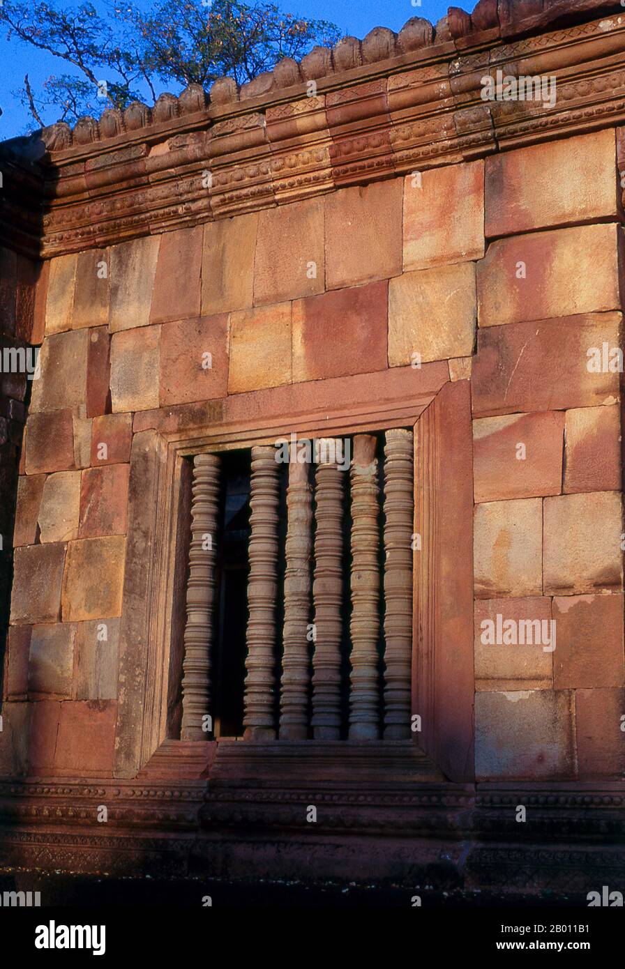 Thaïlande: Prasat Meuang Tam, province de Buriram, Nord-est de la Thaïlande. Prasat Hin Mueang Tam est un temple khmer dans les styles Khleang et Baphuon, qui date de la fin du 10ème et du début du 11ème siècle. La divinité primaire était Shiva, bien que Vishnu ait également été adorée ici. Banque D'Images Thaïlande: Prasat Meuang Tam, province de Buriram, Nord-est de la Thaïlande. Prasat Hin Mueang Tam est un temple khmer dans les styles Khleang et Baphuon, qui date de la fin du 10ème et du début du 11ème siècle. La divinité primaire était Shiva, bien que Vishnu ait également été adorée ici. Banque D'Images