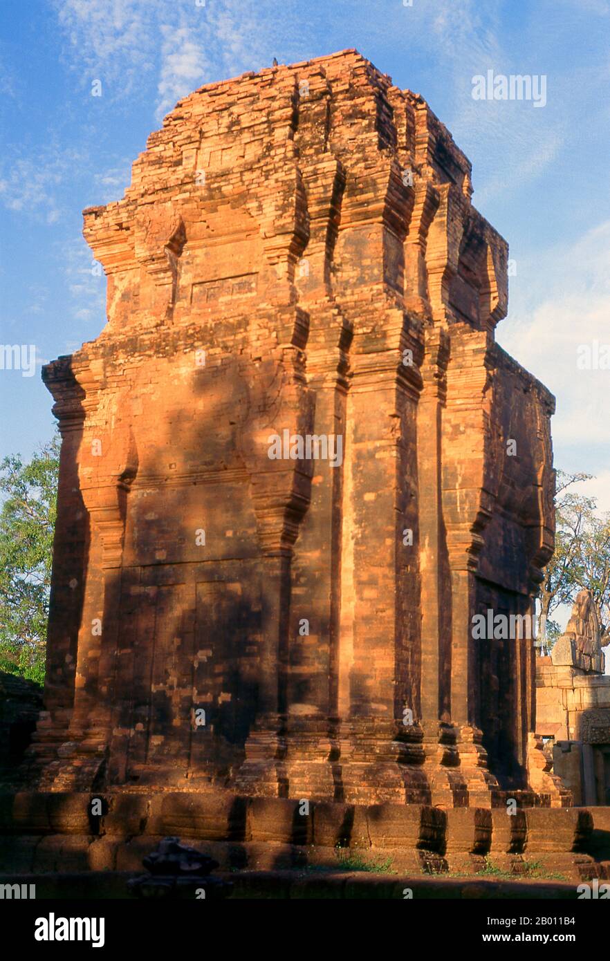 Thaïlande: Prasat Meuang Tam, province de Buriram, Nord-est de la Thaïlande. Prasat Hin Mueang Tam est un temple khmer dans les styles Khleang et Baphuon, qui date de la fin du 10ème et du début du 11ème siècle. La divinité primaire était Shiva, bien que Vishnu ait également été adorée ici. Banque D'Images Thaïlande: Prasat Meuang Tam, province de Buriram, Nord-est de la Thaïlande. Prasat Hin Mueang Tam est un temple khmer dans les styles Khleang et Baphuon, qui date de la fin du 10ème et du début du 11ème siècle. La divinité primaire était Shiva, bien que Vishnu ait également été adorée ici. Banque D'Images