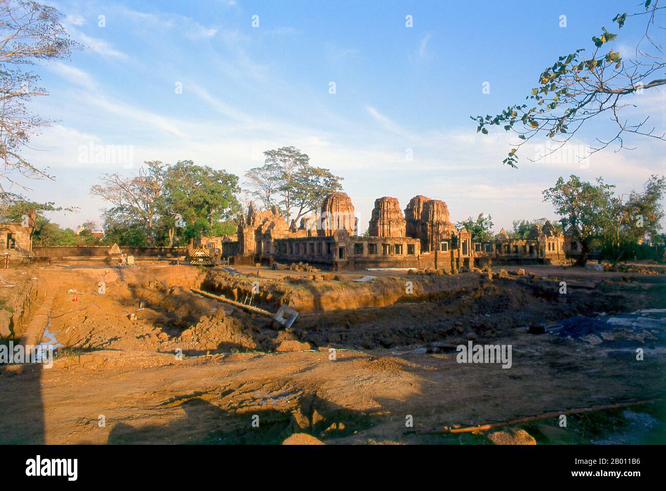 Thaïlande: Prasat Hin Mueang Tam avant la restauration majeure, province de Buriram, nord-est de la Thaïlande. Prasat Hin Mueang Tam est un temple khmer dans les styles Khleang et Baphuon, qui date de la fin du 10ème et du début du 11ème siècle. La divinité primaire était Shiva, bien que Vishnu ait également été adorée ici. Banque D'Images Thaïlande: Prasat Hin Mueang Tam avant la restauration majeure, province de Buriram, nord-est de la Thaïlande. Prasat Hin Mueang Tam est un temple khmer dans les styles Khleang et Baphuon, qui date de la fin du 10ème et du début du 11ème siècle. La divinité primaire était Shiva, bien que Vishnu ait également été adorée ici. Banque D'Images