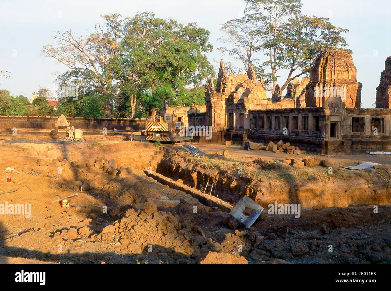 Thaïlande: Prasat Hin Mueang Tam avant la restauration majeure, province de Buriram, nord-est de la Thaïlande. Prasat Hin Mueang Tam est un temple khmer dans les styles Khleang et Baphuon, qui date de la fin du 10ème et du début du 11ème siècle. La divinité primaire était Shiva, bien que Vishnu ait également été adorée ici. Banque D'Images Thaïlande: Prasat Hin Mueang Tam avant la restauration majeure, province de Buriram, nord-est de la Thaïlande. Prasat Hin Mueang Tam est un temple khmer dans les styles Khleang et Baphuon, qui date de la fin du 10ème et du début du 11ème siècle. La divinité primaire était Shiva, bien que Vishnu ait également été adorée ici. Banque D'Images